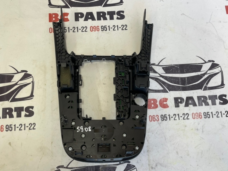 Блок кнопок в торпеду Q5 2016 3.0