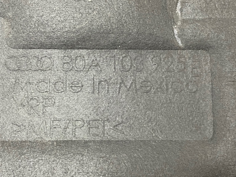 Декоративная крышка двигателя Q5 2019 2.0