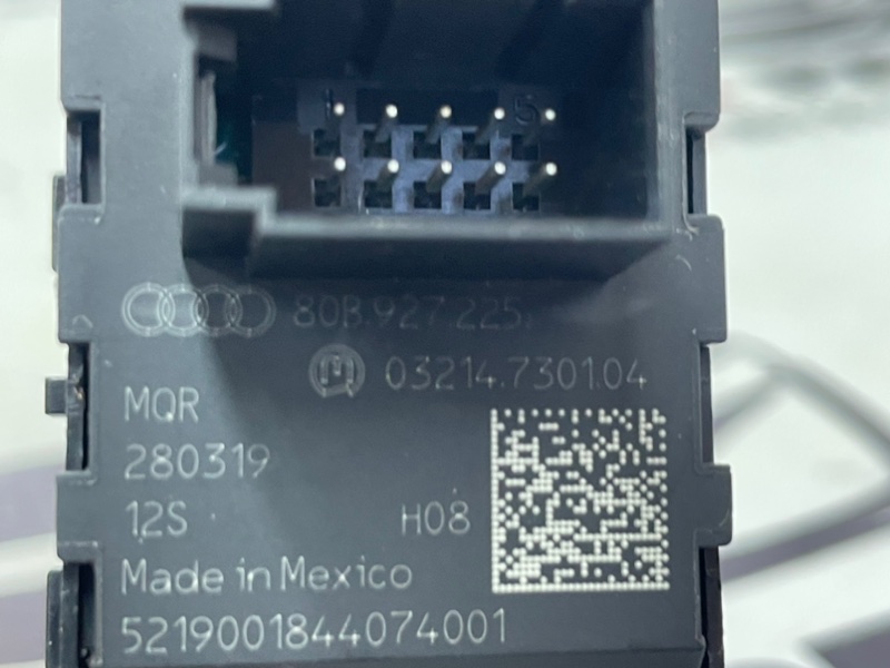 Кнопка стояночного тормоза Q5 2019 2.0