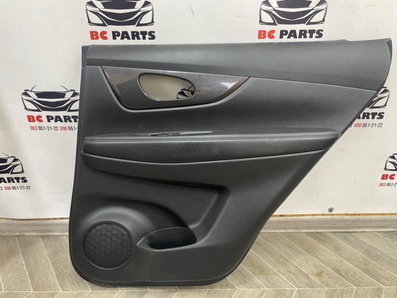 Обшивка боковой двери задняя правая Nissan Rogue 2019 T32 QR25 2.5 829005HK0A Б/У