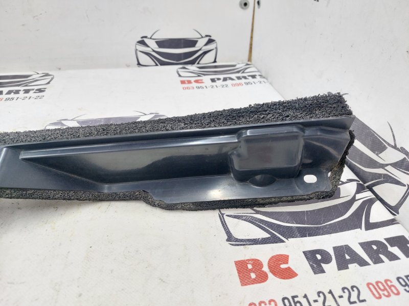 Направляющая потока воздуха правая Nissan Rogue T33 2.5