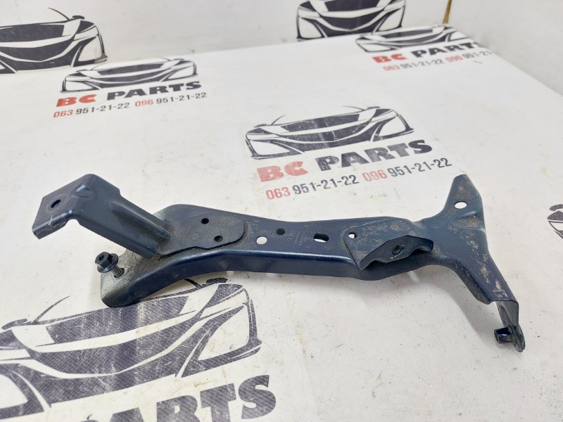 Кронштейн крыла передний левый Audi A3 2018 2.0 8V0821135A Б/У