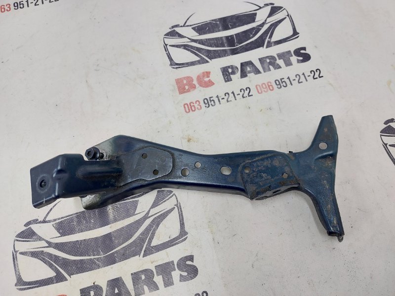 Кронштейн крыла передний левый A3 2018 2.0