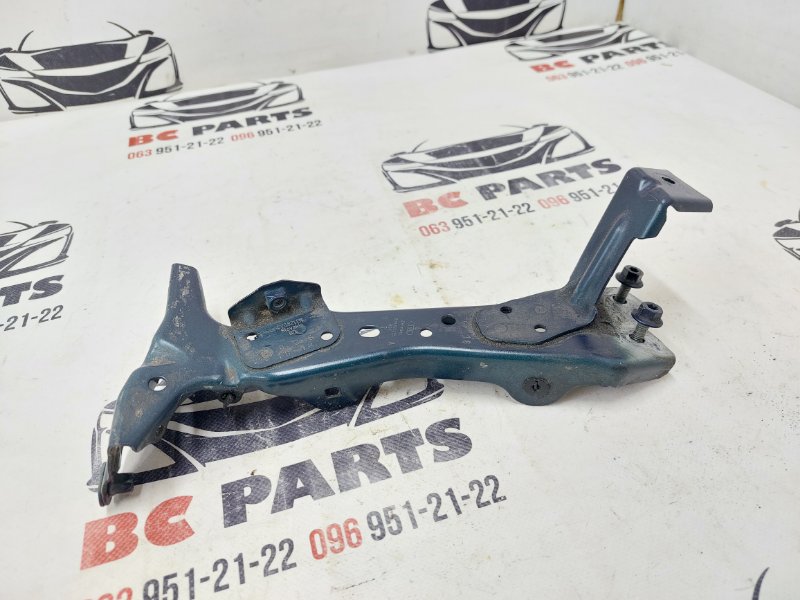 Кронштейн крыла передний левый Audi A3 2.0