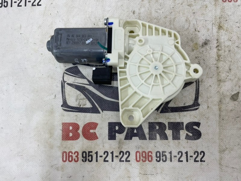 Мотор стеклоподъемника задний правый Audi Q5 2017 2.0 80A959811 Б/У