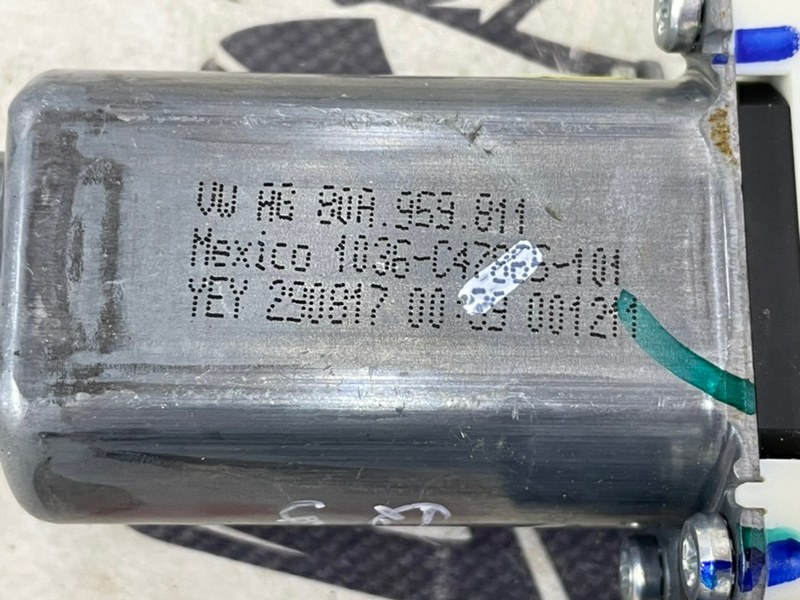 Мотор стеклоподъемника задний правый Audi Q5 2.0