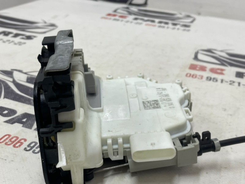 Замок боковой двери задний правый Audi Q5 2.0