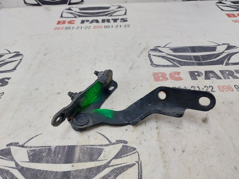 Петля крышки багажника левая Nissan Rogue T32 QR25 2.5