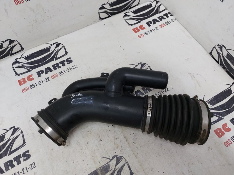 Патрубок воздушного фильтра Dodge Journey 2011-2020 3.6 68045122AE Б/У