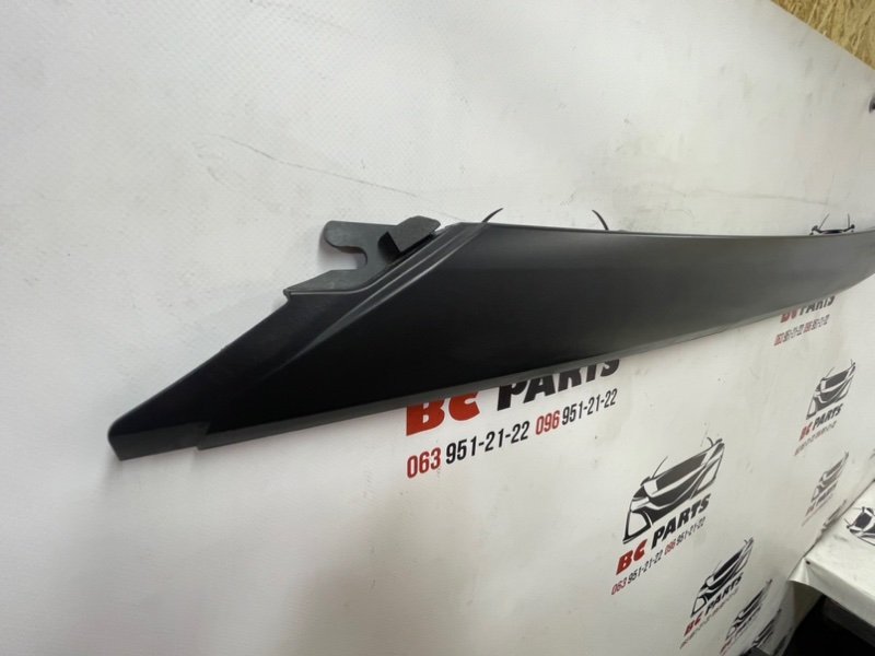 Накладка передней стойки правая Rogue 2021 T33 2.5