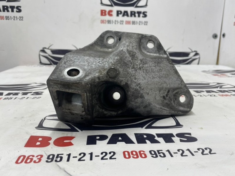 Кронштейн подушки двигателя Bmw 7 2008-2015 F02 4.4 22116777622 Б/У
