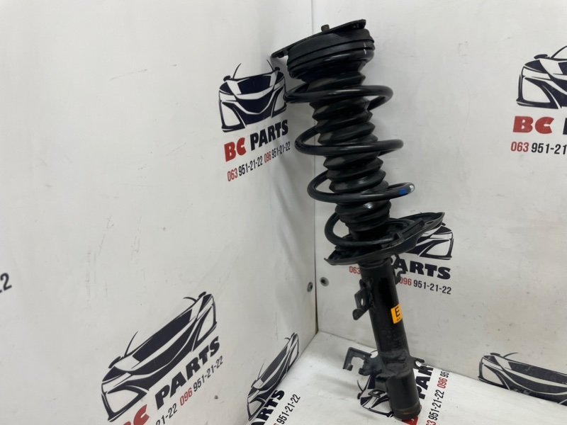 Стойка подвески передняя левая Nissan Rogue T32 QR25 2.5