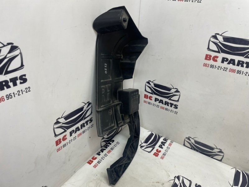 Защита бампера задняя правая Nissan Rogue T32 QR25 2.5