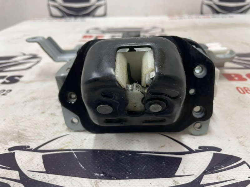 Замок двери багажника Rogue 2018 T32 QR25 2.5 Замок двери багажника Rogue 2018 T32 QR25 2.5