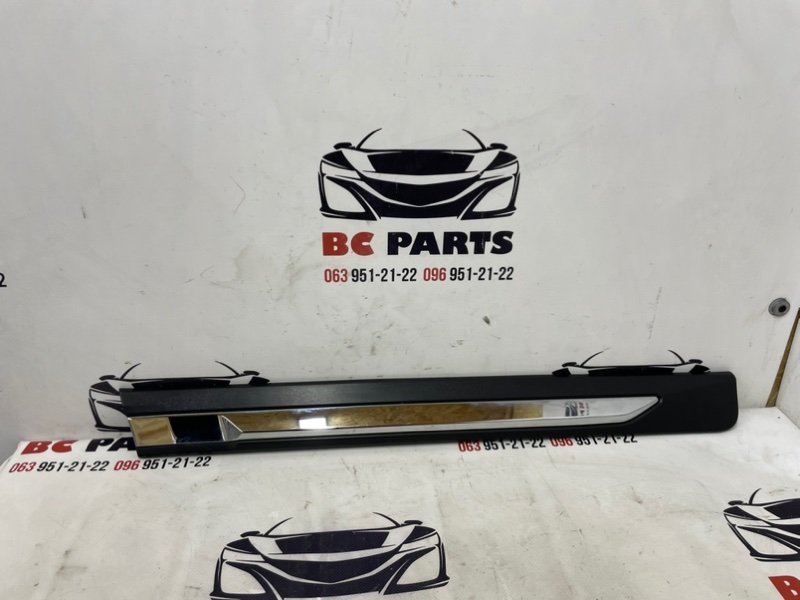 Накладка двери задняя левая Nissan Rogue 2018 T32 QR25 2.5 828776FR0A Б/У