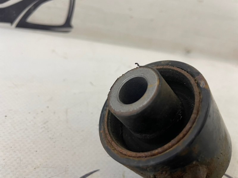 Амортизатор подвески задний Nissan Rogue T32 QR25 2.5 Амортизатор подвески задний Nissan Rogue T32 QR25 2.5