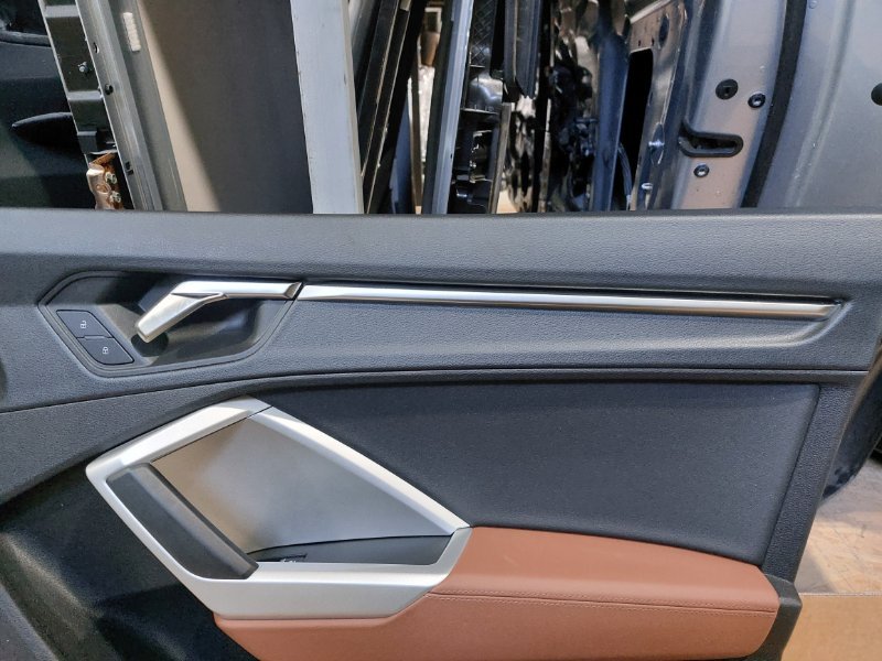Обшивка боковой двери передняя правая Q3 2019-2024 83A 2.0