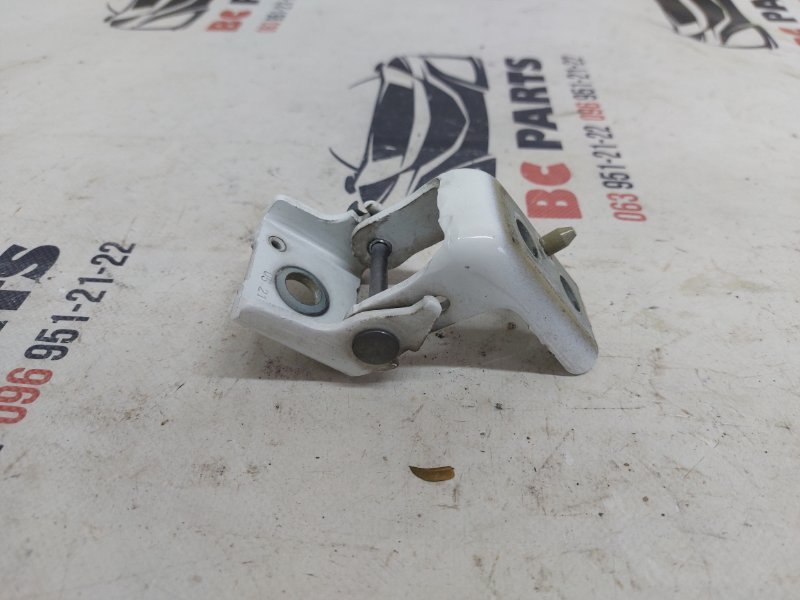 Петля двери передняя правая Peugeot 301 1.6