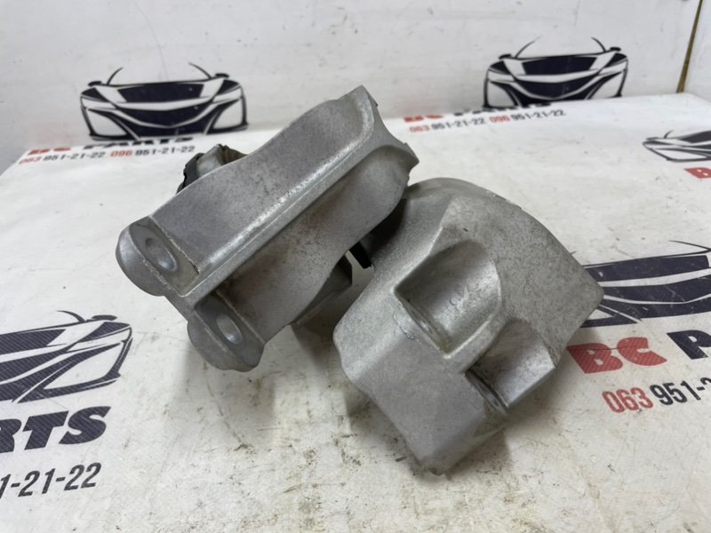 Подушка двигателя передняя правая Nissan Rogue T33 2.5