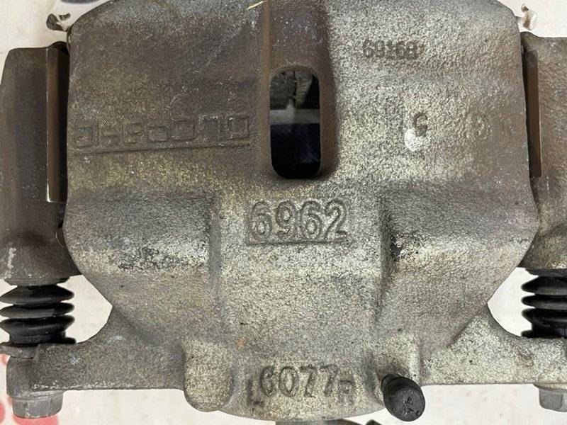 Суппорт тормозной передний правый Rogue 2013-2020 T32 2.5