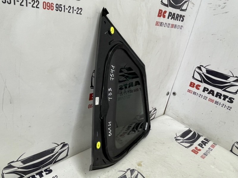 Форточка кузова правая Rogue 2021 T33 2.5