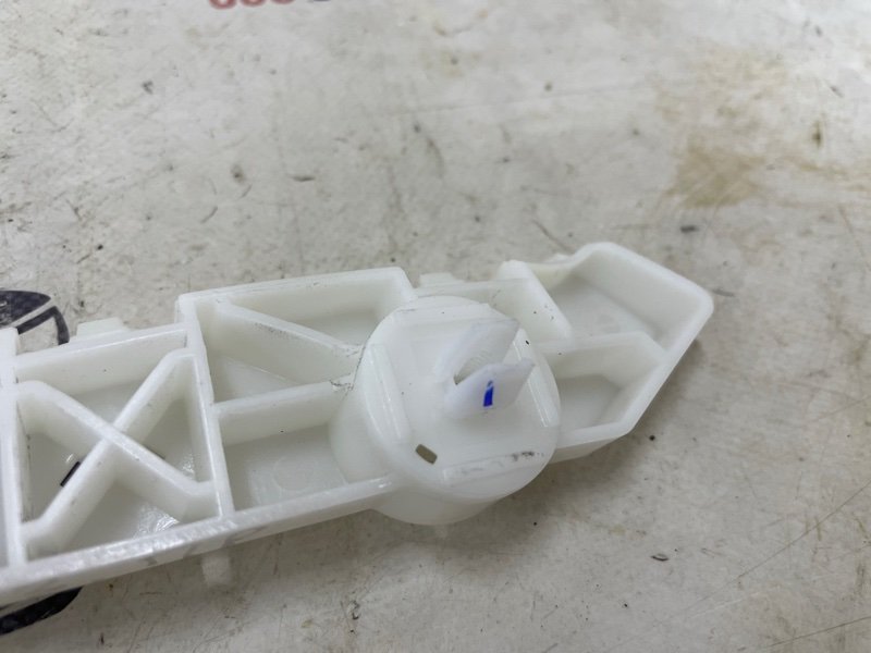 Крепление бампера заднее правое Kicks 2022 1.6 Крепление бампера заднее правое Kicks 2022 1.6