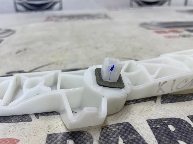 Крепление бампера заднее правое Kicks 2022 1.6 Крепление бампера заднее правое Kicks 2022 1.6