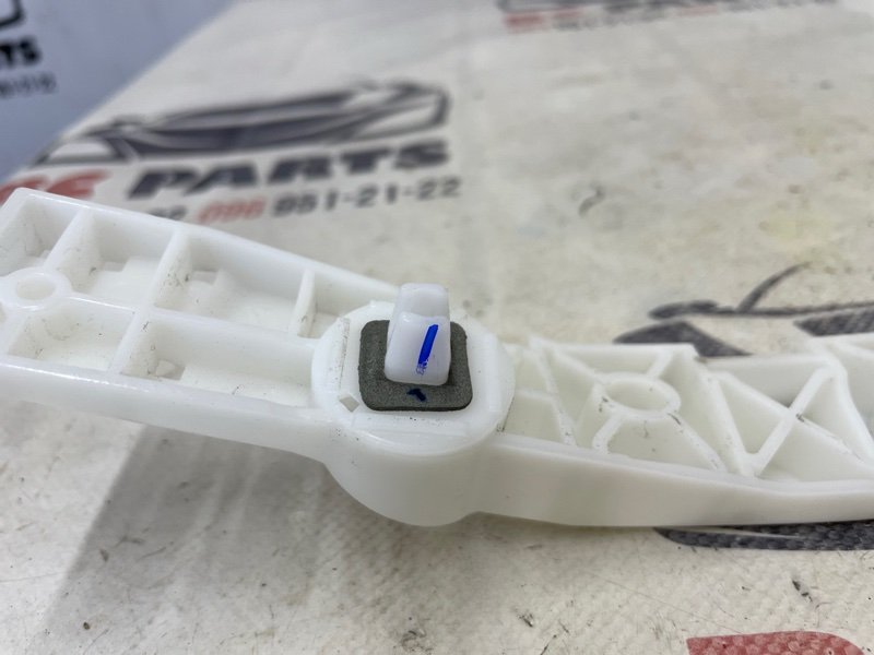 Крепление бампера заднее правое Kicks 2022 1.6 Крепление бампера заднее правое Kicks 2022 1.6