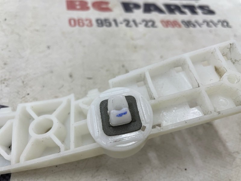 Крепление бампера заднее левое Kicks 2022 1.6 Крепление бампера заднее левое Kicks 2022 1.6