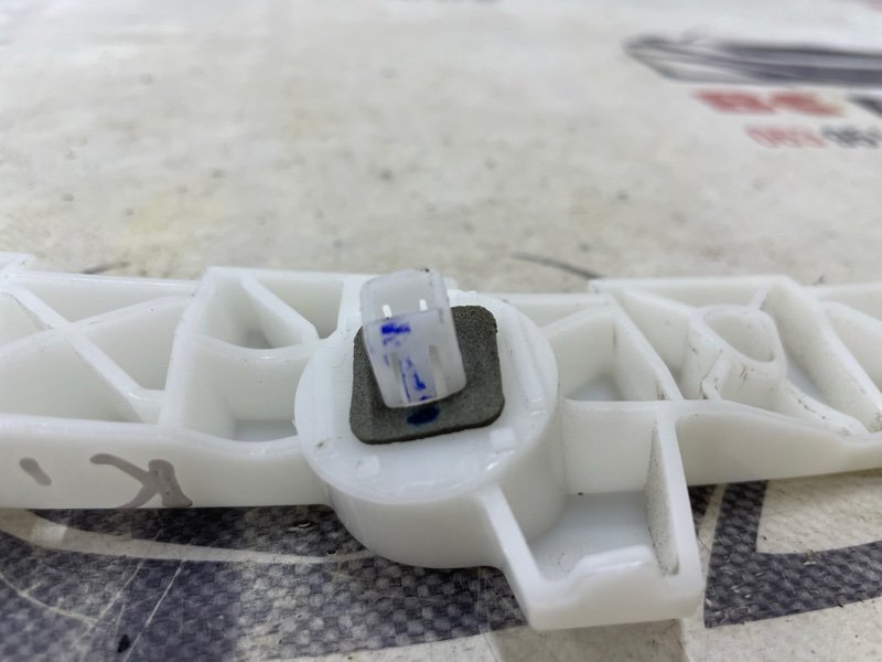 Крепление бампера заднее левое Kicks 2022 1.6 Крепление бампера заднее левое Kicks 2022 1.6