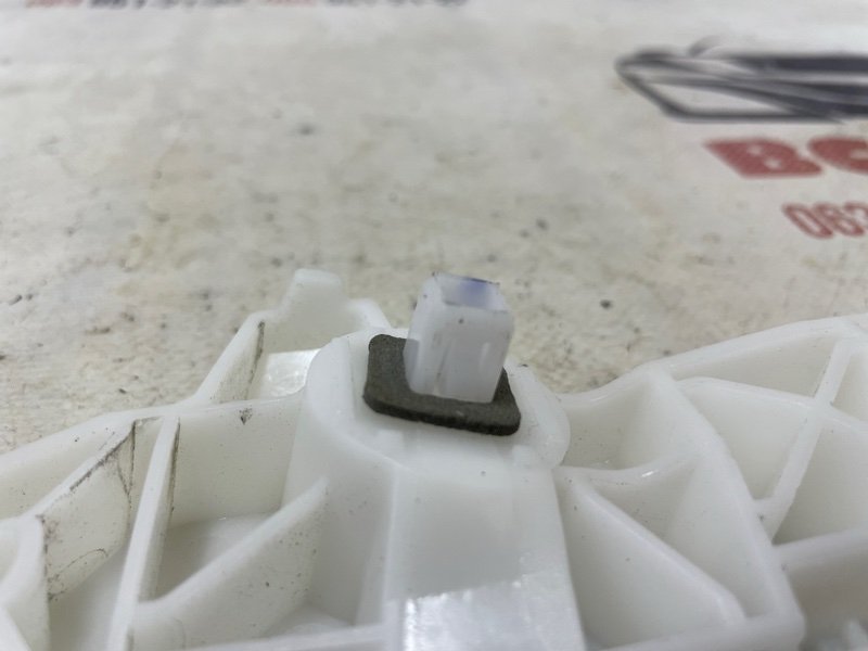 Крепление бампера заднее левое Kicks 2022 1.6 Крепление бампера заднее левое Kicks 2022 1.6