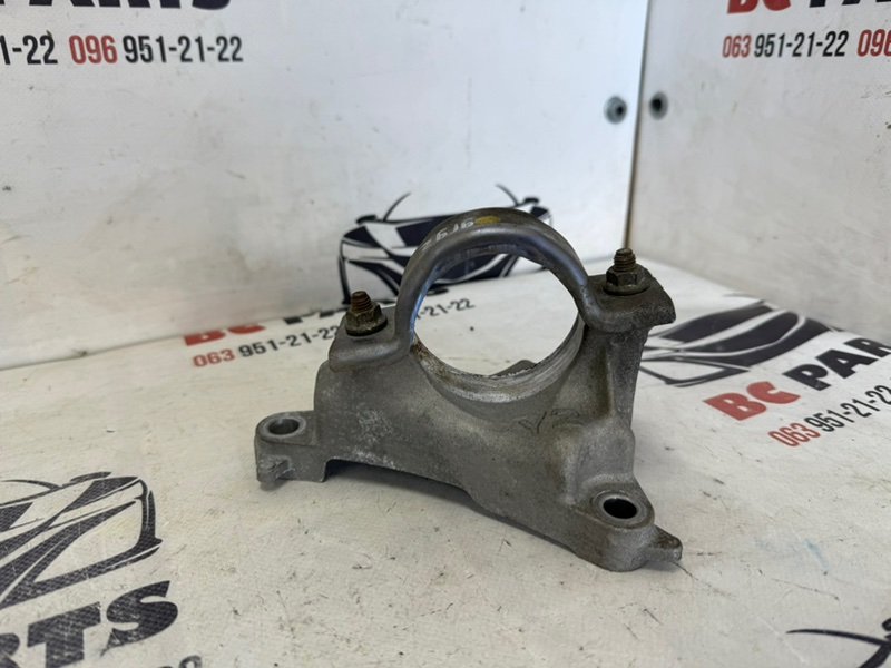 Кронштейн полуоси передний правый Mazda CX-5 2018 2.5 F2A425740 Б/У