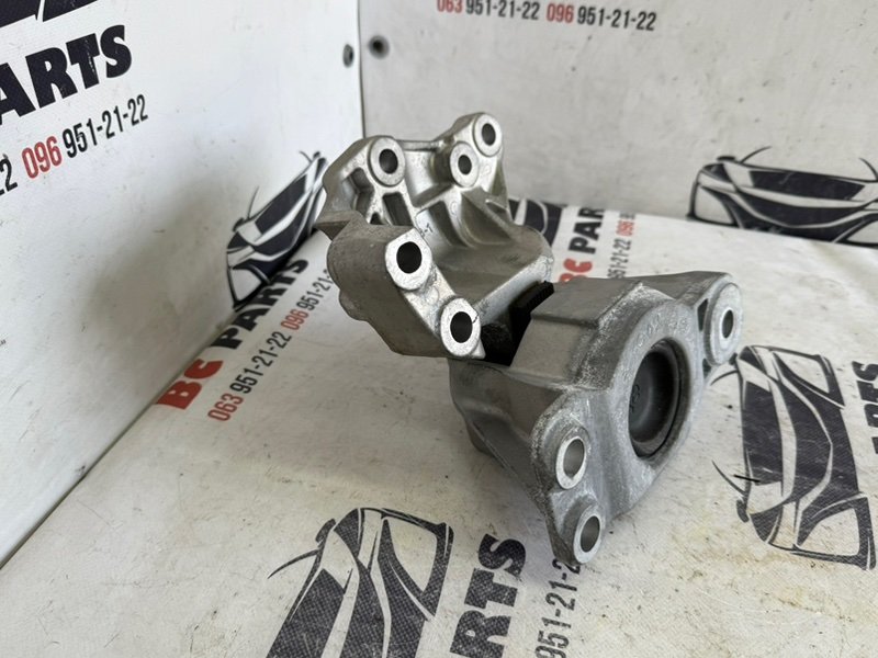 Подушка двигателя правая Nissan Rogue T33 2.5