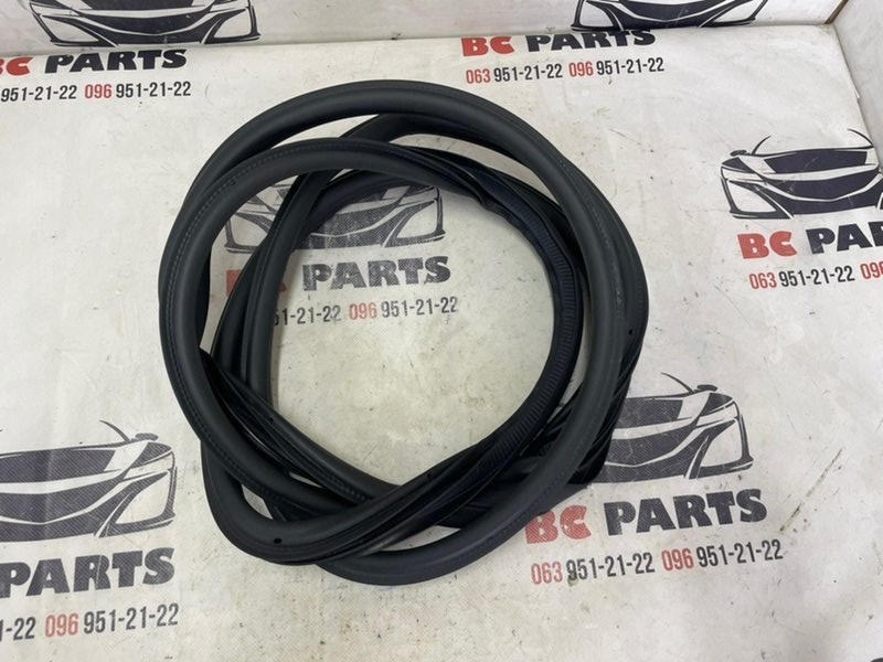 Уплотнитель кузова передний правый Nissan Rogue 2021 T33 2.5 76922-6RR0B Б/У