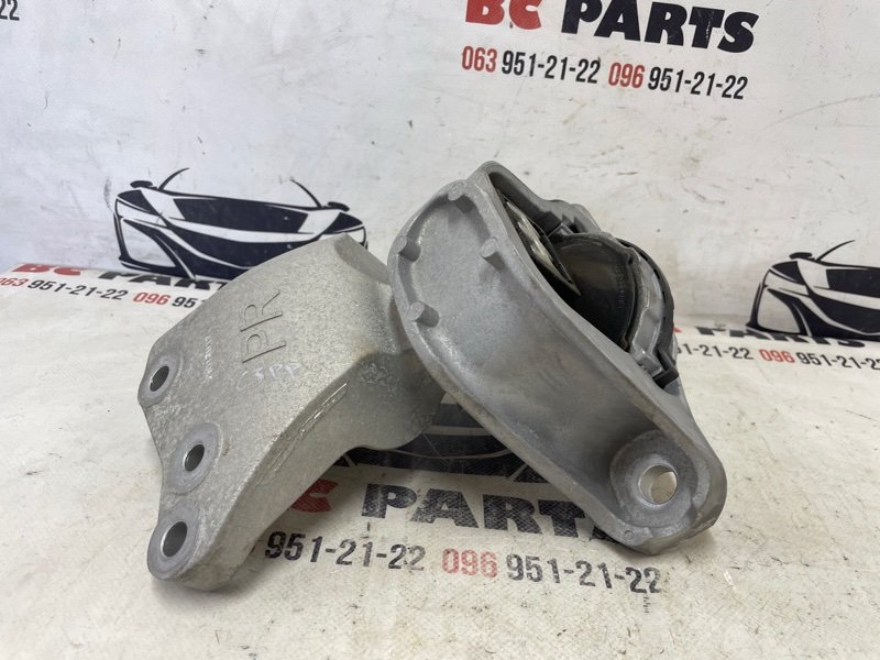 Подушка двигателя правая Rogue 2021 T33 2.5