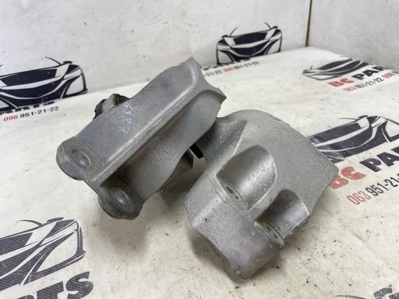 Подушка двигателя правая Nissan Rogue T33 2.5