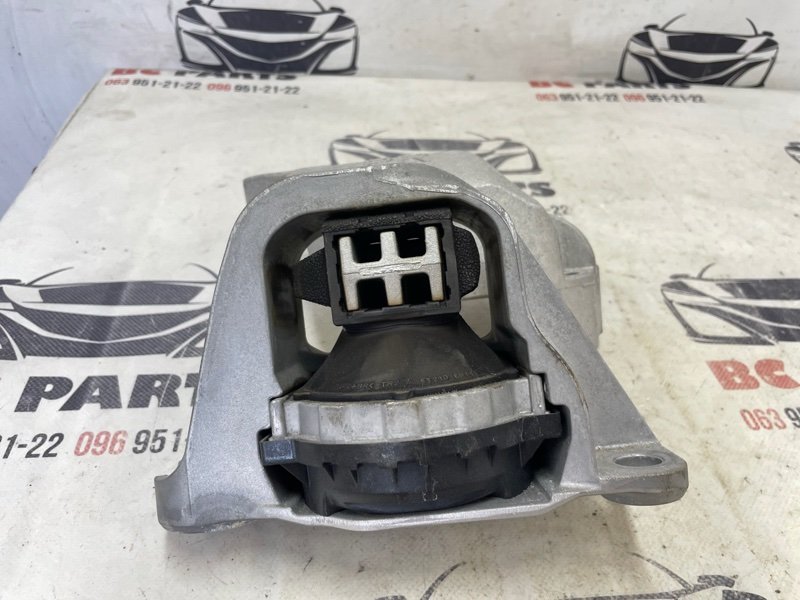 Подушка двигателя правая Rogue 2021 T33 2.5