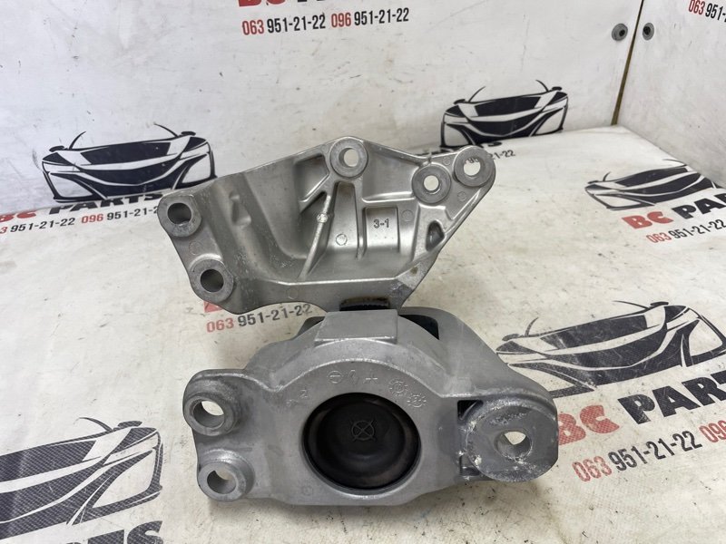 Подушка двигателя правая Rogue 2021 T33 2.5