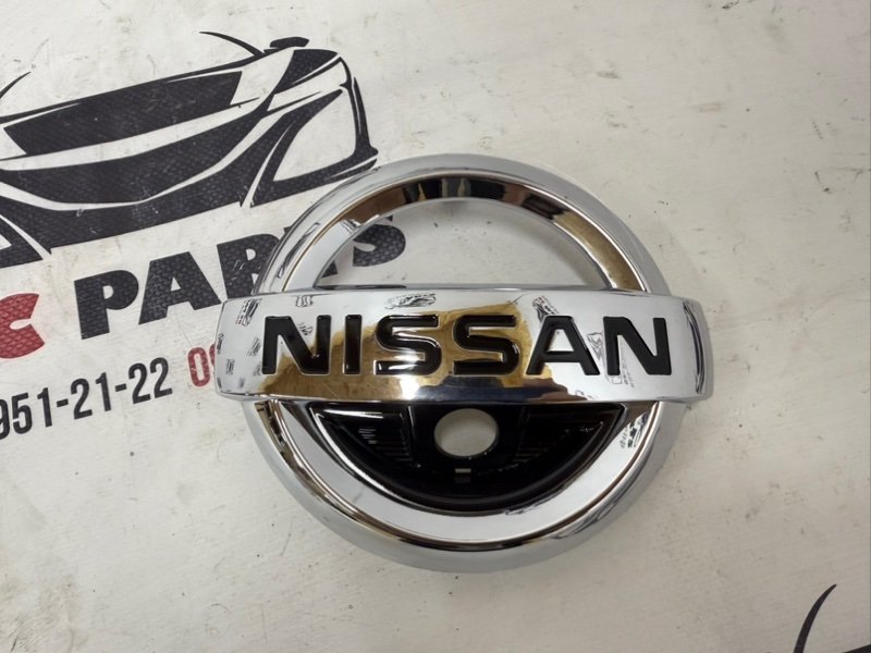 Эмблема передняя Nissan Rogue 2013-2017 T32 628904BA0A новая