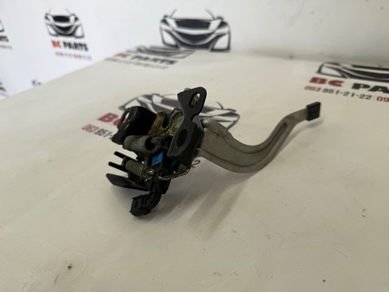 Замок капота Honda CR-V 1.5