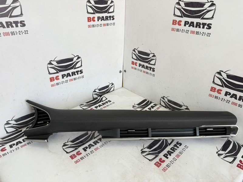 Накладка на торпедо правая Mazda 3 2021 2.5 BDGG55150D02 Б/У