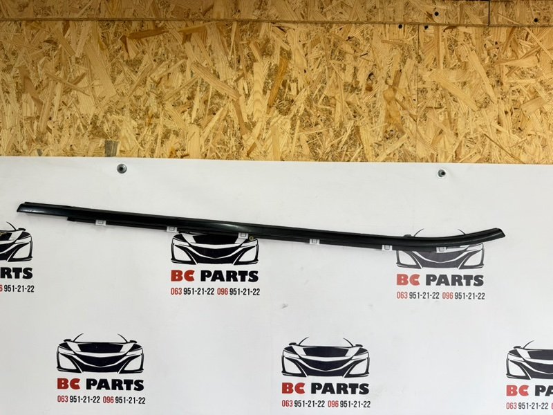 Запчасть молдинг стекла задний левый Kia EV6 2023 83210CV000 Б/У Молдинг стекла задний левый Kia EV6 2023 83210CV000 Б/У