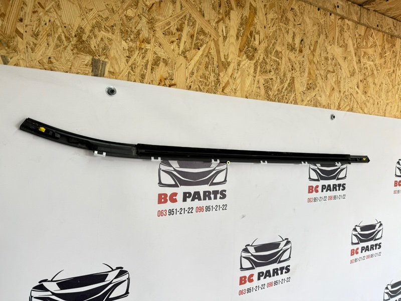 Молдинг стекла задний левый EV6 2023 Молдинг стекла задний левый EV6 2023