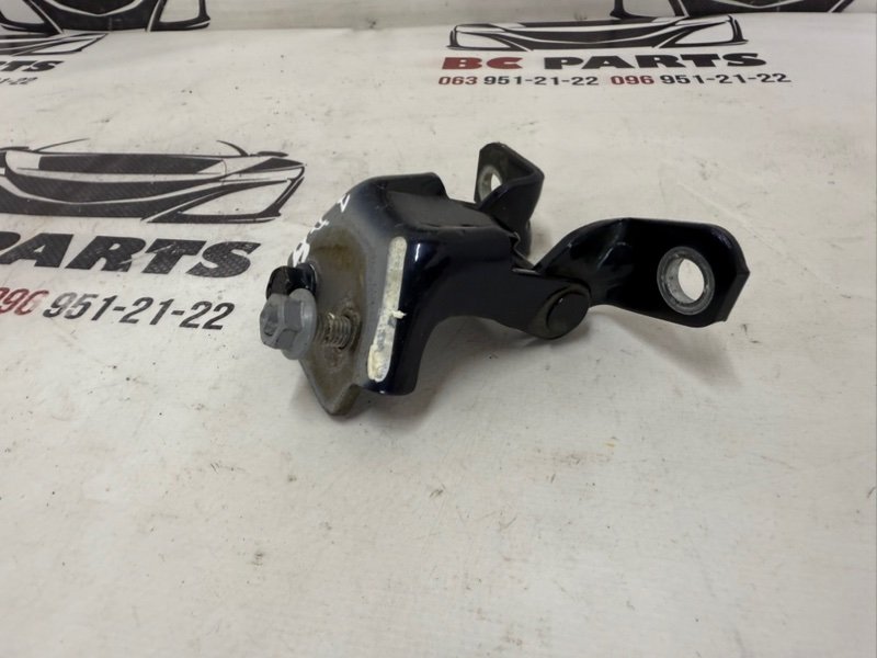 Петля двери задняя левая Mazda 3 2.5