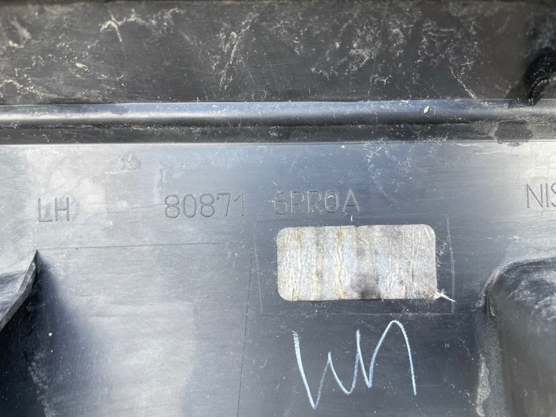 Накладка двери передняя левая Rogue 2021 T33 2.5 Накладка двери передняя левая Rogue 2021 T33 2.5