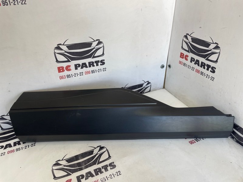 Накладка двери задняя левая Nissan Rogue 2021 T33 2.5 828716RA0A Б/У