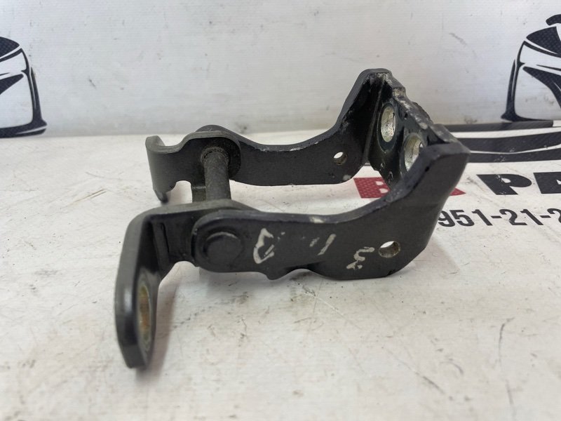 Петля двери задняя правая Honda CR-V 1.5