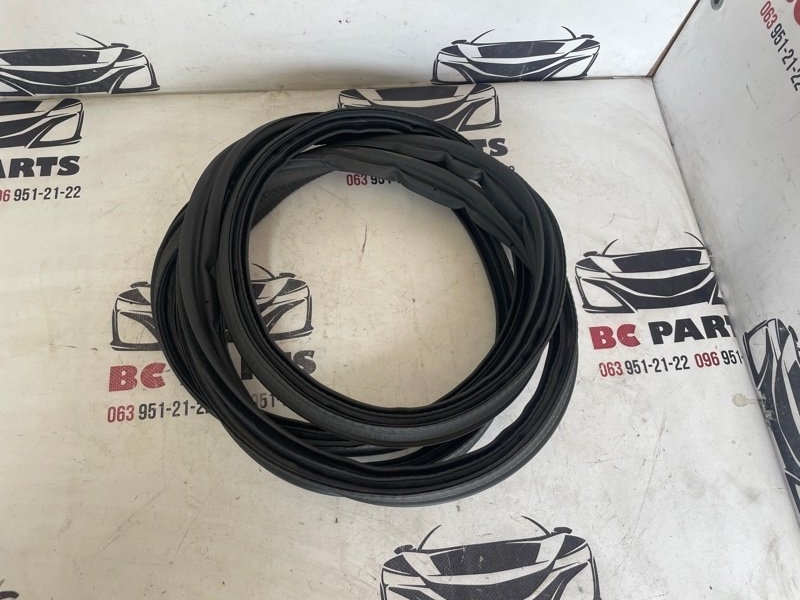 Уплотнительная резинка крышки багажника Nissan Rogue 2021 T33 2.5 908306RR0A Б/У