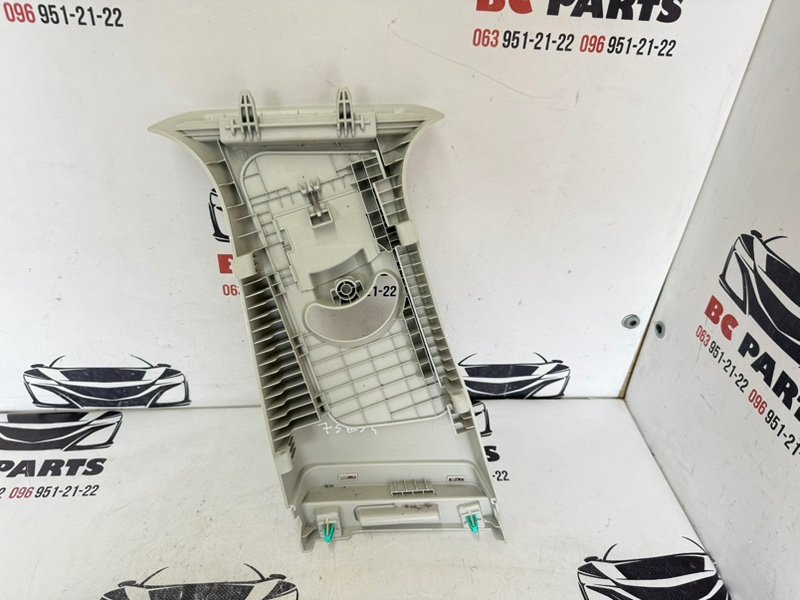 Накладка центральной стойки правая EV6 2023