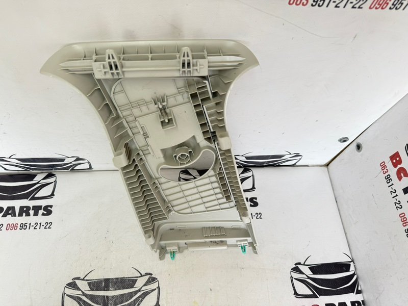 Накладка центральной стойки правая EV6 2023